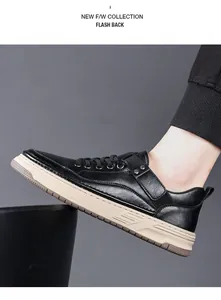 Vista detallada de zapatilla informal de cuero negro para hombre con suela beige