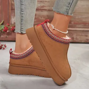 Vue détaillée de chaussons de neige à plateforme marron avec broderie et doublure en fourrure.