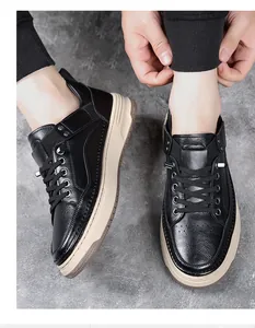 Primer plano de zapatos casuales de cuero negro para hombre con suela blanda beige
