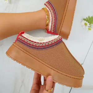 Gros plan de chaussons plateforme marron chauds avec doublure en fausse fourrure.