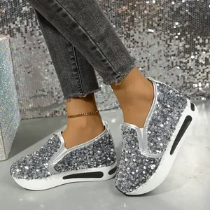 Nahaufnahme glitzernder silberner Pailletten-Loafer mit Plateausohle für modische Damen