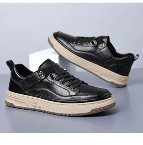 Vista lateral detallada de zapatillas de cuero negro para hombre con suela beige