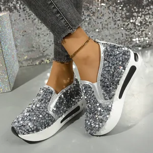 Detaillierte Ansicht stilvoller schimmernder silberner Pailletten-Loafer für Damen
