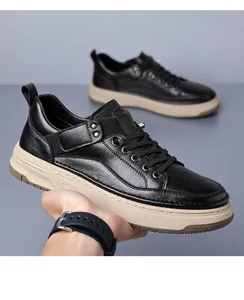 Primer plano de zapatillas casuales de cuero negro para hombre con suela beige y textura