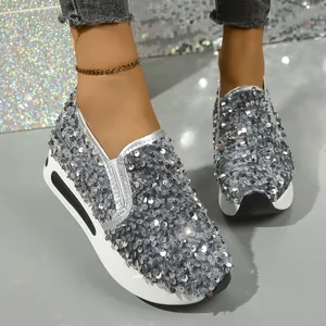 Detailaufnahme von funkelnden silbernen Pailletten-Loafers für Damen im Sommer-Design