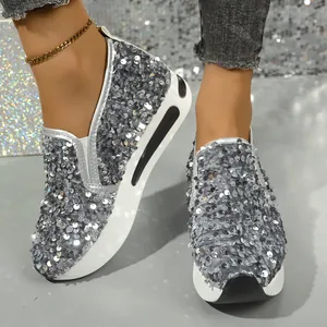 Detailansicht der atmungsaktiven silbernen Pailletten-Loafer für Damen mit Plateausohle.