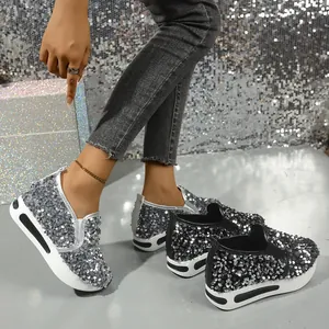 Detailansicht der glitzernden Pailletten-Slipper für Damen in Silber und Schwarz