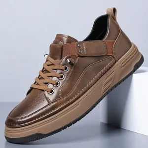 Zapatillas informales de cuero marrón para hombre con suela blanda y diseño