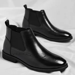 Bottines Chelsea pour hommes en noir avec détails Brogue vintage et style britannique