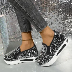 Detailansicht glänzender silberner Pailletten-Slipper für Damen mit Plateausohle.