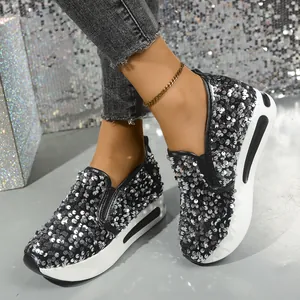 Detailansicht funkelnder Damen-Slipper mit Pailletten und dicker weißer Plateausohle.
