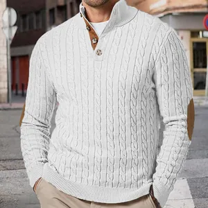 Detailansicht Herren Strickpullover mit Zopfmuster, Knopfkragen und Ellenbogen-Patches.