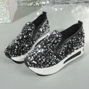 Detailansicht der funkelnden Pailletten auf klobigen Damen-Slip-On-Loafers mit Plateau