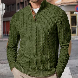 Detailansicht: Grüner Zopfstrickpullover für Herren mit hohem Kragen und Ellenbogen-Patches