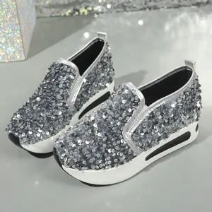 Detailansicht der silbernen Pailletten-Plateau-Loafer für Damen mit Glitzer-Obermaterial