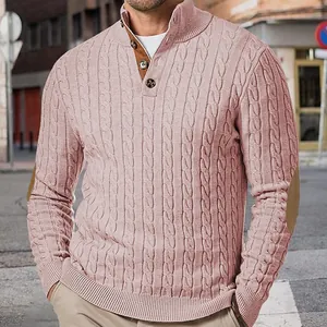 Detail des rosa gestrickten Herrenpullovers mit Knopfkragen und Ellbogen-Patches