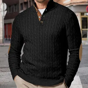 Schwarzer Herren-Zopfstrickpullover mit hohem Knopfkragen und Ellenbogenschonern