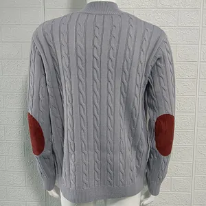 Detailansicht der Rückseite eines Herren-Zopfstrickpullovers mit Ellenbogen-Patches