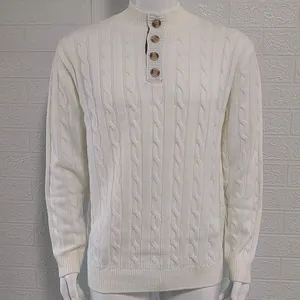 Nahaufnahme des weißen Zopfstrickmusters und des geknöpften Stehkragens dieses Pullovers