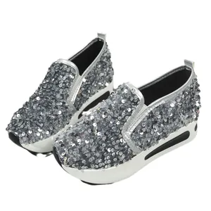 Silberne Pailletten-Loafer für Damen mit atmungsaktivem Mesh und weißer Plateausohle
