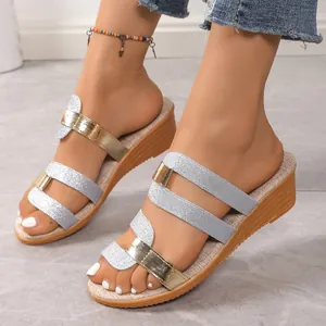 Elegante Damen-Keilsandalen mit silbernen Glitzer- und goldenen Metallriemen