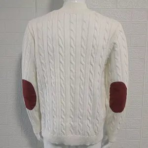 Detaillierte Rückansicht eines weißen Herren-Zopfstrickpullovers mit weinroten Ellbogen-Patches.