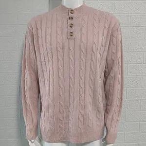 Detaillierte Vorderansicht eines rosa Herren-Zopfstrickpullovers mit halbem Stehkragen.