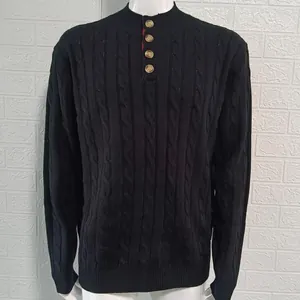 Nahaufnahme eines schwarzen Herren-Zopfstrickpullovers mit Stehkragen und Knopfleiste