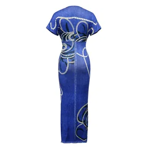 Vista trasera de un vestido largo azul ajustado con elegante estampado de perlas.