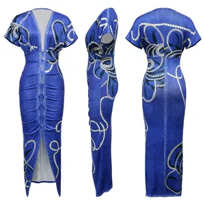Vista detallada de un vestido largo ajustado con cuello en V e estampado denim azul