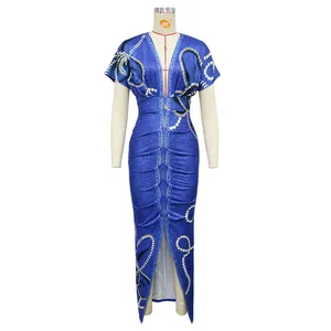 Elegante vestido maxi con estampado denim azul, escote en V profundo y abertura en un maniquí