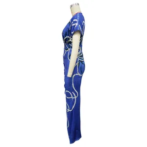 Vista lateral de vestido largo azul ajustado con cuello en V y manga corta en maniquí