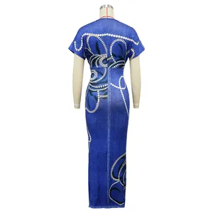 Elegante vestido maxi azul con estampado de estilo africano, corte entallado, vista trasera