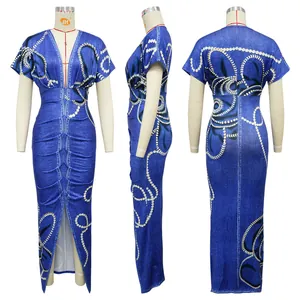 Vista detallada de un vestido largo azul con cuello en V y un elegante estampado de cadenas