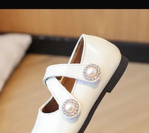 Detailansicht eleganter Mädchenschuhe mit dekorativen Knöpfen aus Perlen und Strasssteinen