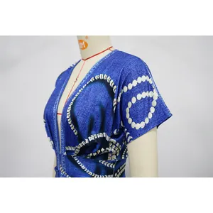 Primer plano detallado de un vestido azul con cuello en V, textura denim y puntos