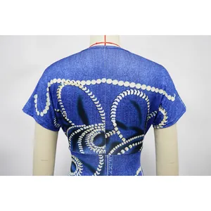 Vista trasera detallada de un vestido ajustado con estampado denim azul y blanco