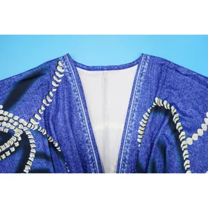 Primer plano detallado del elegante escote en V en un vestido ajustado con estampado azul