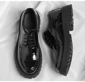 Détail de chaussures épaisses pour hommes en cuir croco verni noir sur soie blanche