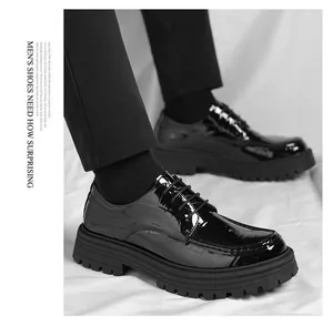 Vue détaillée de chaussures Oxford noires brillantes pour hommes avec semelle plateforme