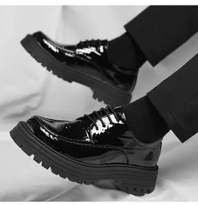 Détail de chaussures Richelieu à plateforme en cuir verni gaufré croco pour hommes