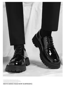 Détail en gros plan des chaussures Derby en cuir verni noir pour hommes avec semelles crantées