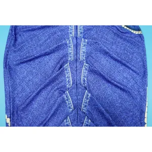 Vista detallada que muestra el estampado de mezclilla azul y el tejido de un vestido.