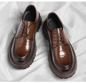 Vue détaillée de chaussures Martin en cuir marron avec motif crocodile pour hommes.
