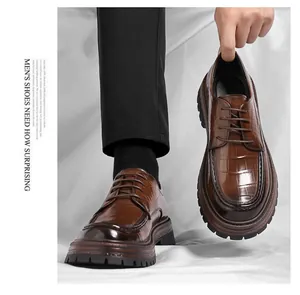 Gros plan détaillé de chaussures en cuir marron à motif crocodile pour hommes avec semelles épaisses