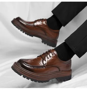 Gros plan détaillé de chaussures en cuir marron à plateforme pour hommes avec motif croco.
