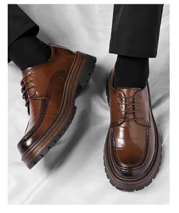 Vue détaillée des chaussures décontractées marron pour hommes à motif crocodile