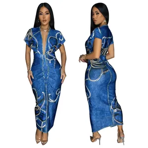 Vista frontal y lateral de un vestido estampado denim con escote en V y cadena de perlas.