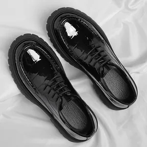 Chaussures derby noires brillantes à plateforme pour hommes avec lacets sur soie blanche