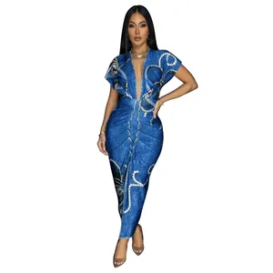 Vista detallada de vestido ajustado con escote en V e impresionante estampado denim